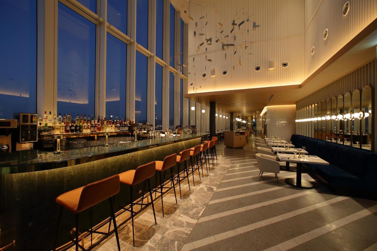 פוקואוקה Miyako Hotel Hakata מראה חיצוני תמונה The bar at the 39th floor